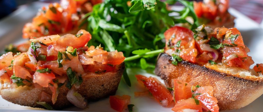 bruschette italiene cu roșii și busuioc