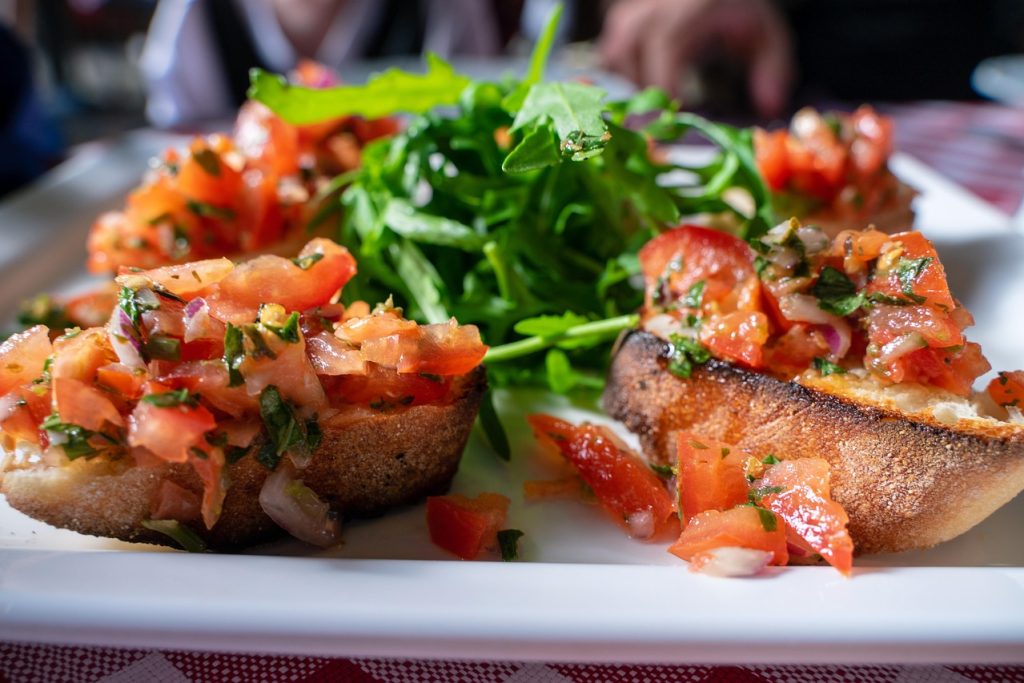 bruschette italiene cu roșii și busuioc