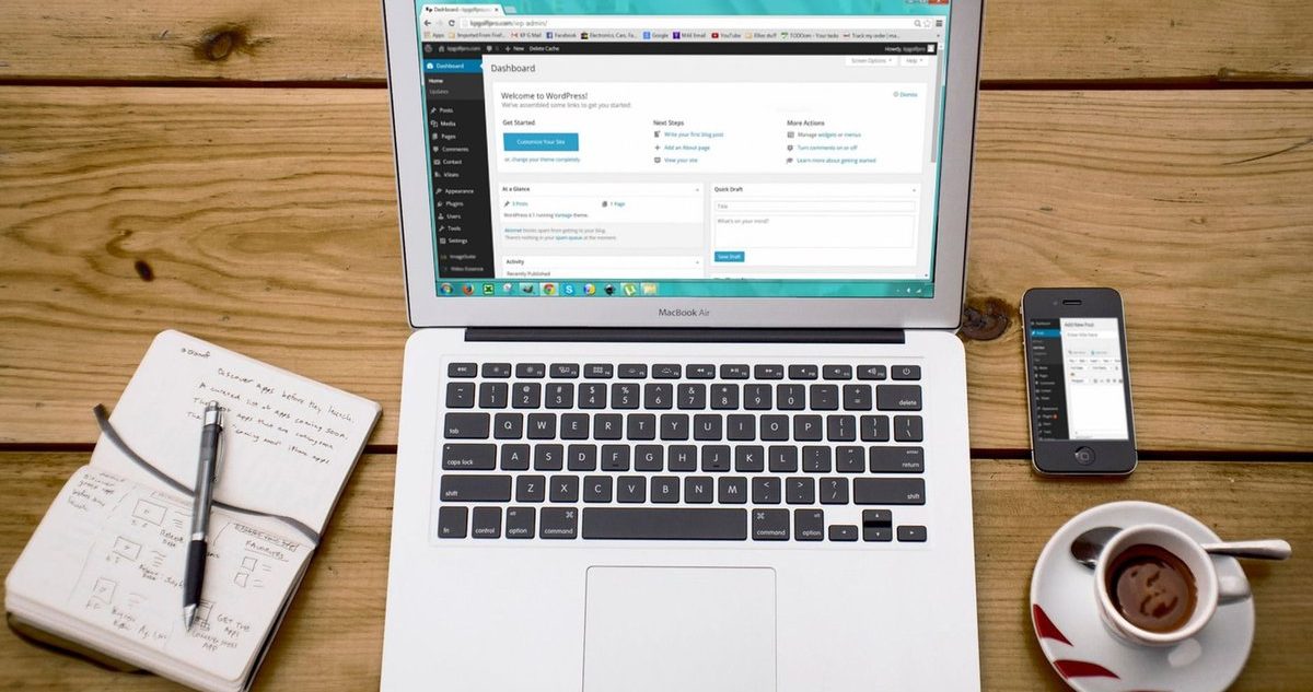 Laptop cu interfață WordPress pentru publicarea de conținut organic pe site