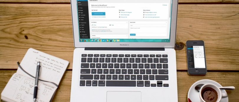 Laptop cu interfață WordPress pentru publicarea de conținut organic pe site