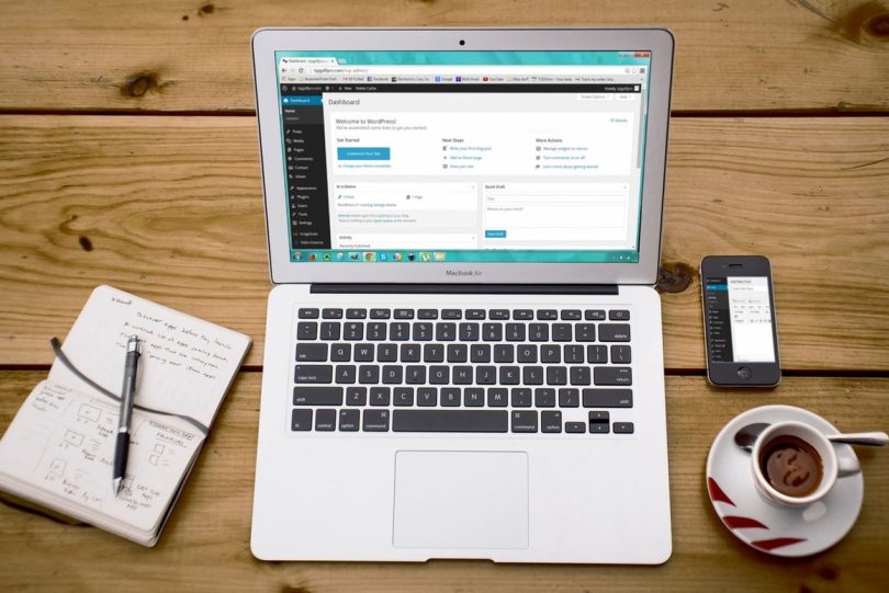 Laptop cu interfață WordPress pentru publicarea de conținut organic pe site